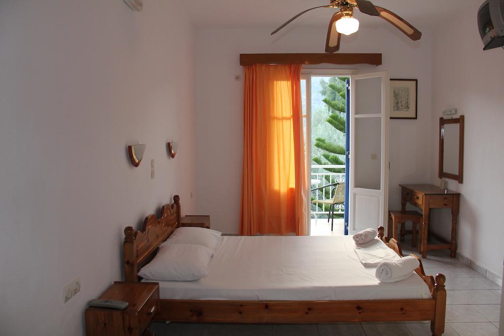 Theodora Studios Geni  Номер фото