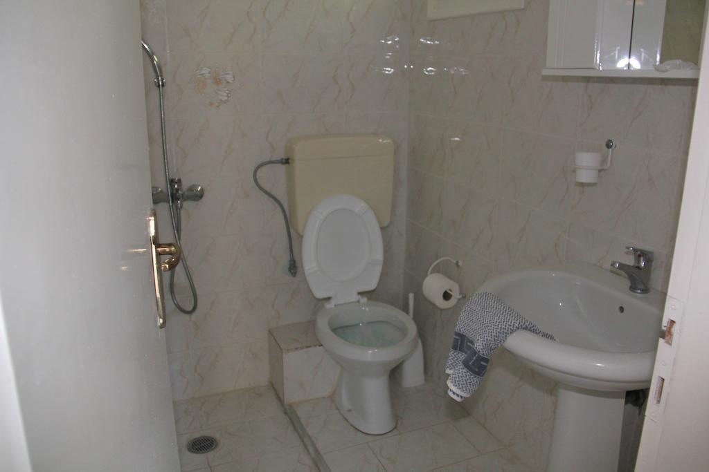 Theodora Studios Geni  Номер фото